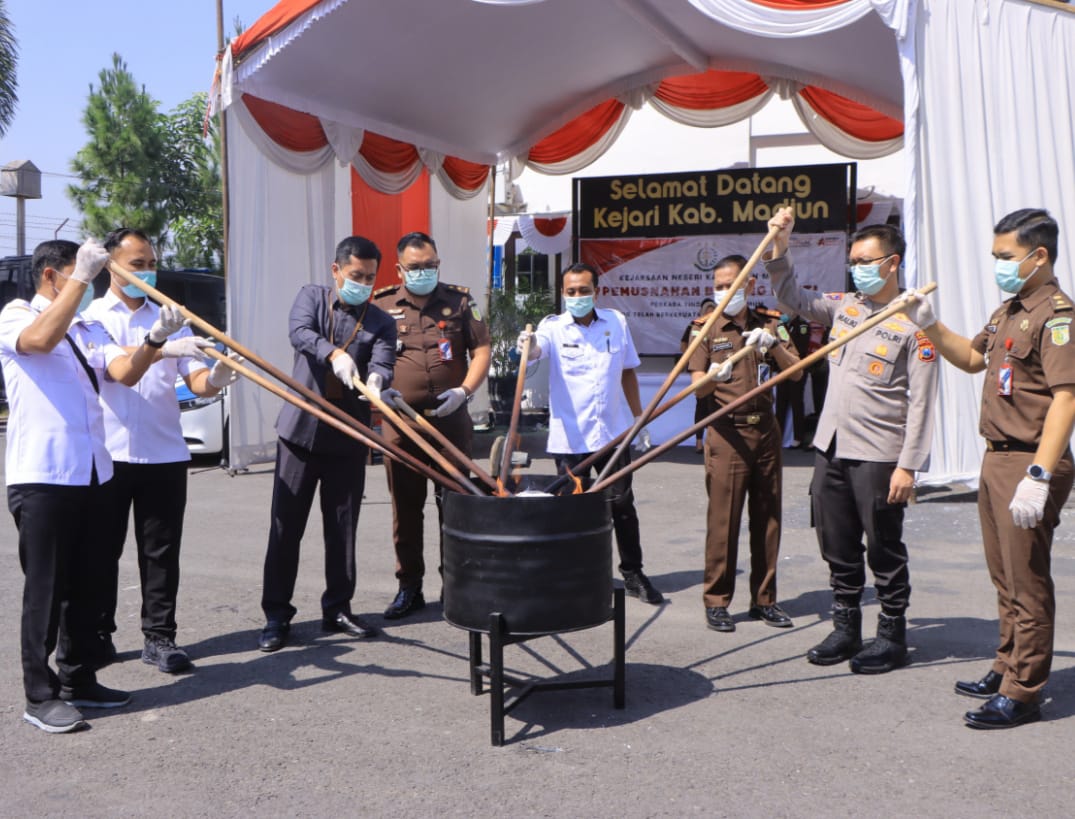 Kapolres Madiun dan Kajari Musnahkan Barang Bukti Perkara Pidana, Perkuat Sinergi Penegakan Hukum